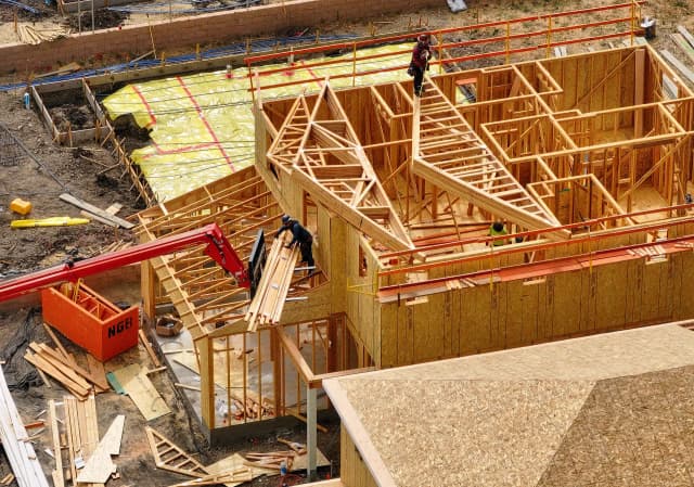 Trabajadores de la construcción construyen una casa en un nuevo desarrollo de viviendas en Hercules, California, el 1 de julio de 2025, en imagen aérea. (Justin Sullivan/Getty Images)