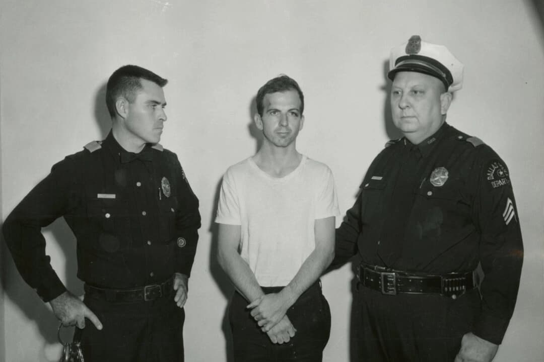 Lee Harvey Oswald, acusado de asesinar al expresidente estadounidense John F. Kennedy, aparece en una foto con el sargento Warren (derecha) y otro agente de la policía de Dallas, Texas, el 22 de noviembre de 1963. (Departamento de Policía de Dallas/Archivos Municipales de Dallas/Universidad del Norte de Texas a través de Reuters)