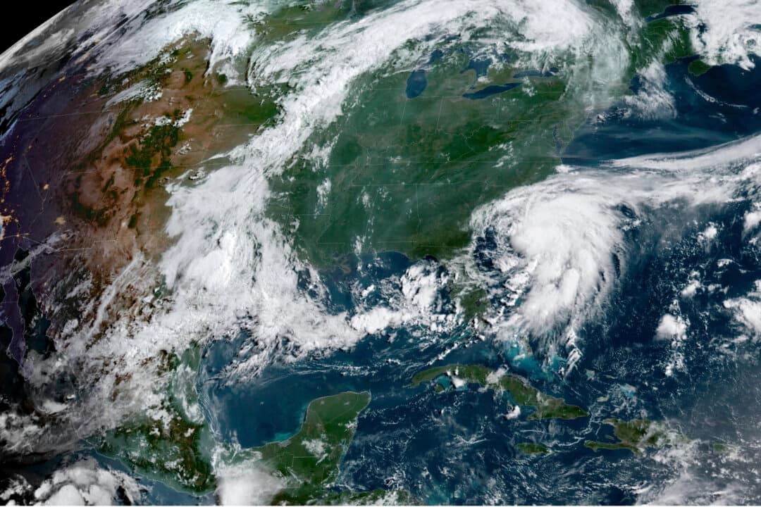 Una imagen satelital muestra la formación de la tormenta tropical Chantal frente a la costa de las Carolinas, el 5 de julio de 2025. (NOAA vía AP)