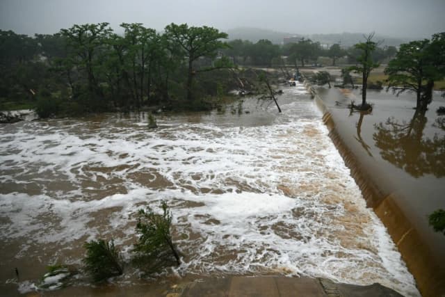 Aumentan a 82 los muertos por las inundaciones en Texas, entre ellos 28 niños; Trump planea una visita