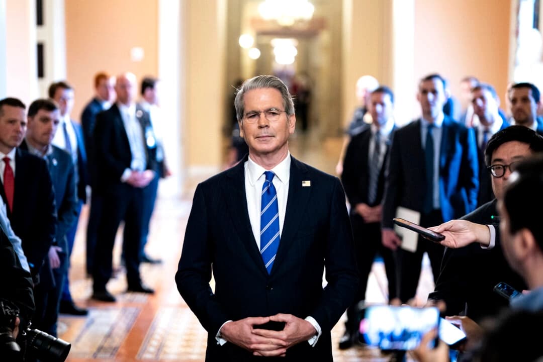El secretario del Tesoro, Scott Bessent, habla con los periodistas tras un almuerzo de los republicanos del Senado, en el Capitolio de Estados Unidos, en Washington, el 27 de junio de 2025. (Al Drago/Getty Images)