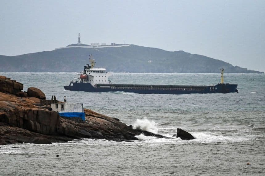 Un barco navega por el estrecho de Taiwán entre la costa de la isla de Pingtan (en primer plano), el punto más cercano a Taiwán, y otra isla de la provincia china de Fujian, el 7 de abril de 2023. (Greg Baker/AFP a través de Getty Images)