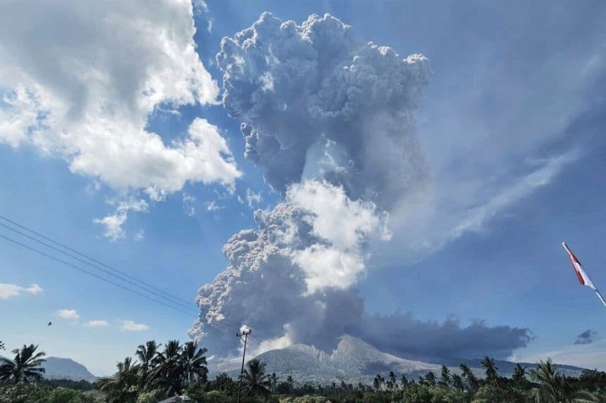 El monte Lewotobi Laki-Laki expulsa material volcánico durante una erupción en Flores Oriental, Indonesia, el 7 de julio de 2025. (Badan Geologi vía AP)