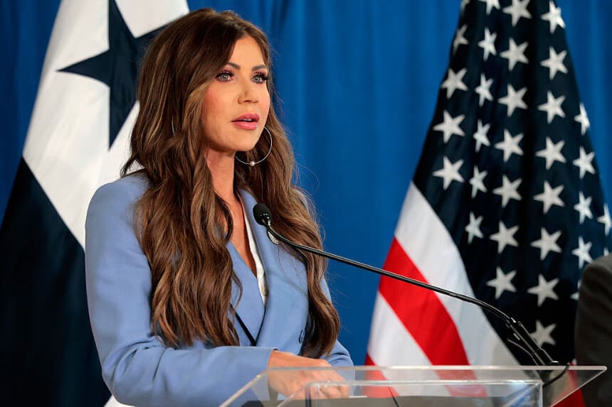 La secretaria de Seguridad Nacional, Kristi Noem, ofrece una rueda de prensa junto al ministro de Seguridad Pública de Panamá, Frank Abrego, tras observar un vuelo de repatriación con destino a Colombia en el aeropuerto Albrook Gelabert, el 24 de junio de 2025, en la ciudad de Panamá, Panamá. (Anna Moneymaker/Getty Images)