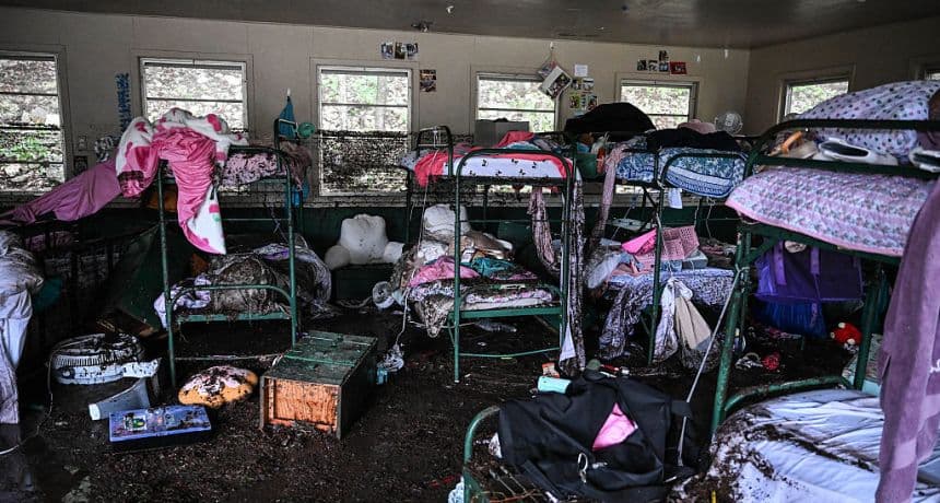 Una vista del interior de una cabaña en Camp Mystic, el lugar donde al menos 20 niñas desaparecieron tras las inundaciones repentinas ocurridas en Hunt, Texas, el 5 de julio de 2025. (RONALDO SCHEMIDT/AFP a través de Getty Images)