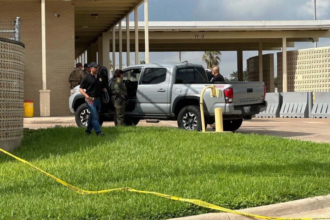 Funcionarios trabajan en el lugar de un tiroteo en una instalación de la Patrulla Fronteriza en McAllen, Texas, el 7 de julio de 2025. (Valerie Gonzalez/AP Photo)