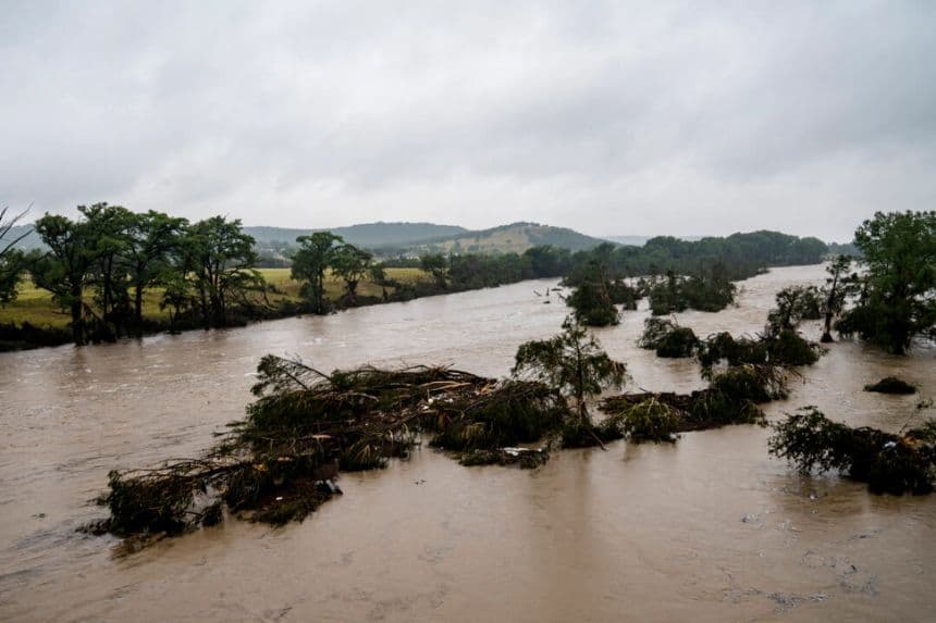 Árboles emergen de las aguas del río Guadalupe en Kerrville, Texas, el 4 de julio de 2025. Las fuertes lluvias provocaron inundaciones a lo largo del río Guadalupe, en el centro de Texas, con múltiples víctimas mortales. (Foto de Eric Vryn/Getty Images)