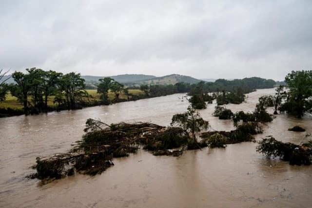 La cantautora texana Julia Hatfield sobrevive a inundaciones mortales: "Es una devastación total"