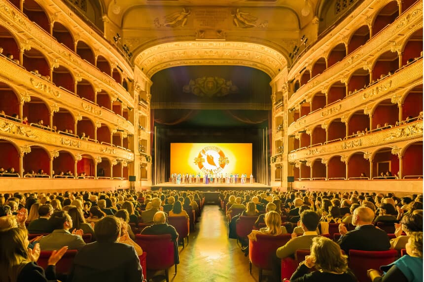 El final de Shen Yun Performing Arts con teatro lleno en el Teatro dell'Opera di Roma el 3 de febrero de 2025. (Leo Botna/The Epoch Times).