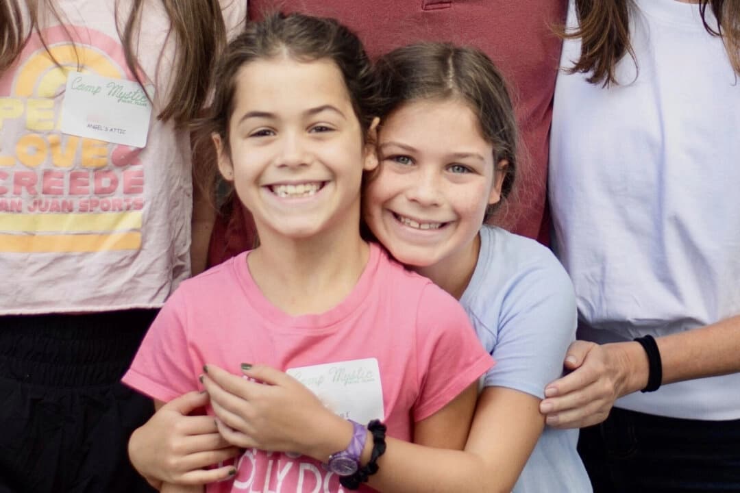 Las hermanas gemelas Hanna Lawrence (izquierda) y Rebecca Lawrence, dos de las víctimas mortales de las inundaciones en Camp Mystic, en el centro de Texas, el 4 de julio de 2025. (John Lawrence a través de AP).