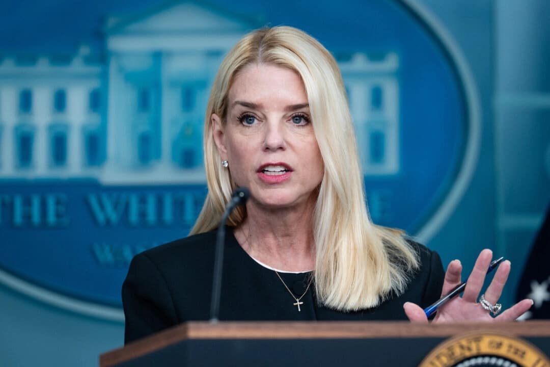 La fiscal general Pam Bondi habla con los periodistas en la sala de prensa James S. Brady de la Casa Blanca el 27 de junio de 2025. (Madalina Kilroy/The Epoch Times)