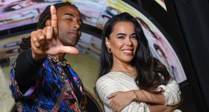 El cantante cubano Yotuel Omar Romero Manzanares y la actriz y directora española Beatriz Luengo posan para una foto en el TCL Chinese Theatre de Hollywood, California, el 1 de junio de 2023. (VALERIE MACON/AFP vía Getty Images)
