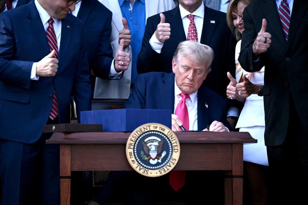 El presidente Donald Trump firma el Gran y Hermoso Proyecto de Ley en la Casa Blanca en Washington el 4 de julio de 2025. (Brendan Smialowski/POOL/AFP a través de Getty Images)