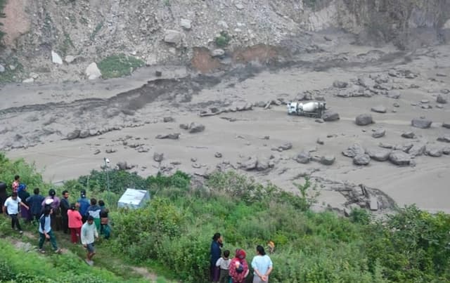 Inundaciones monzónicas dejan 20 personas muertas y derrumban el principal puente entre China y Nepal