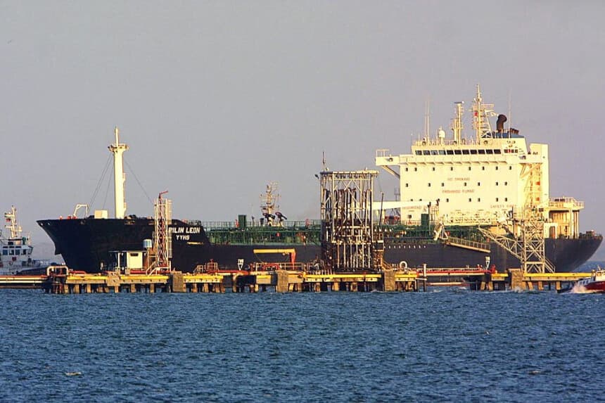 El petrolero venezolano Pilín León en un muelle del lago Maracaibo tras ser escoltado por barcos de la Guardia Nacional Venezolana, el 21 de diciembre de 2002. (ANDREW ALVAREZ/AFP a través de Getty Images)