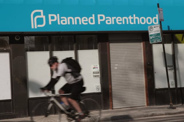 Juez federal ordena al gobierno de Trump no cortar fondos destinados a Planned Parenthood