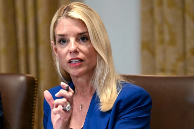 Fiscal general Pam Bondi aclara sus comentarios sobre los archivos de Epstein