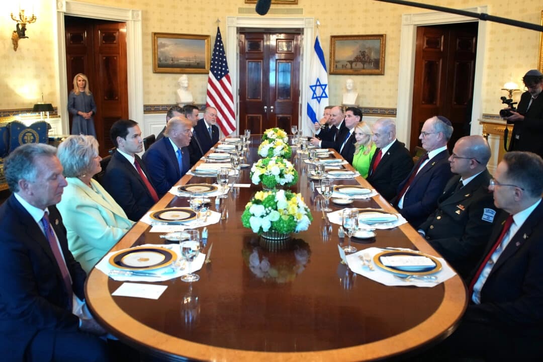El presidente Donald Trump recibe al primer ministro israelí, Benjamin Netanyahu, para una cena en el Salón Azul de la Casa Blanca el 7 de julio de 2025. (Andrew Harnik/Getty Images)