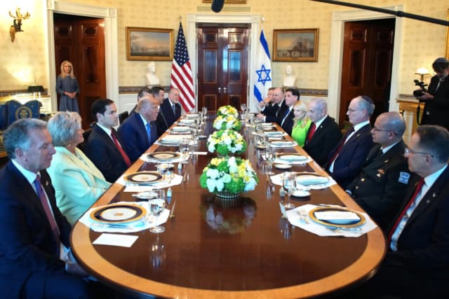 Trump y Netanyahu se reúnen por segundo día consecutivo en la Casa Blanca para discutir sobre Gaza