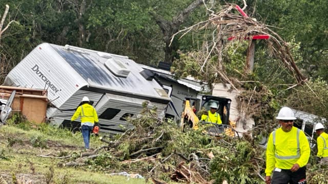 Residentes se unen en el centro de Texas devastado por las inundaciones