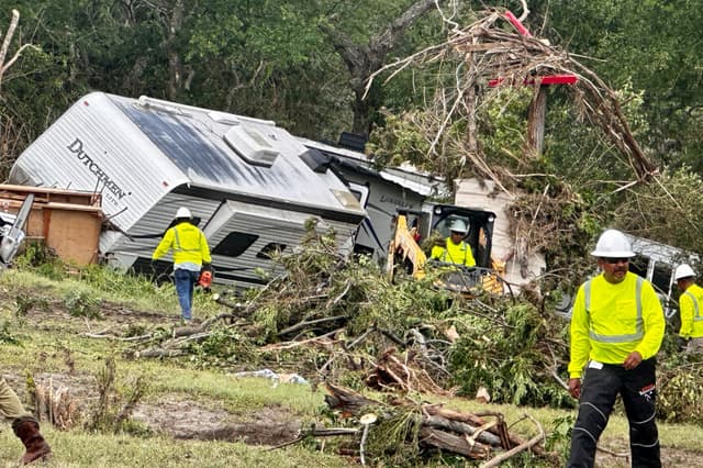 Residentes se unen en el centro de Texas devastado por las inundaciones