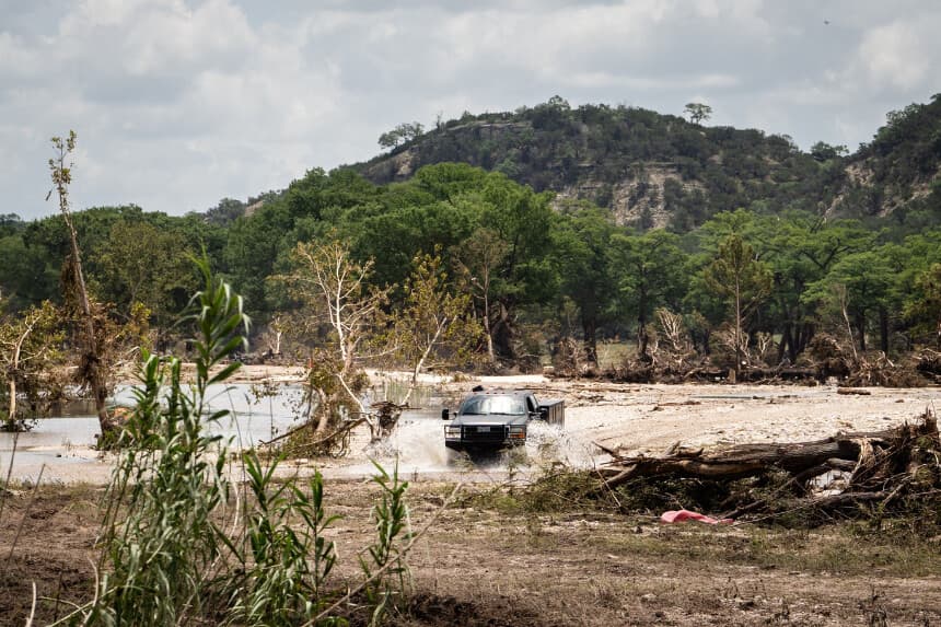 Escombros tras la inundación del río Guadalupe, en Kerrville, Texas, el 8 de julio de 2025. (Madalina Kilroy/The Epoch Times).
