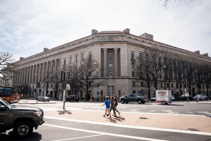 El Departamento de Justicia en Washington el 10 de marzo de 2025. (Madalina Vasiliu/The Epoch Times).