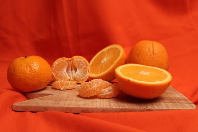 Vitamina C reactivaría genes que renuevan la piel y previenen su adelgazamiento