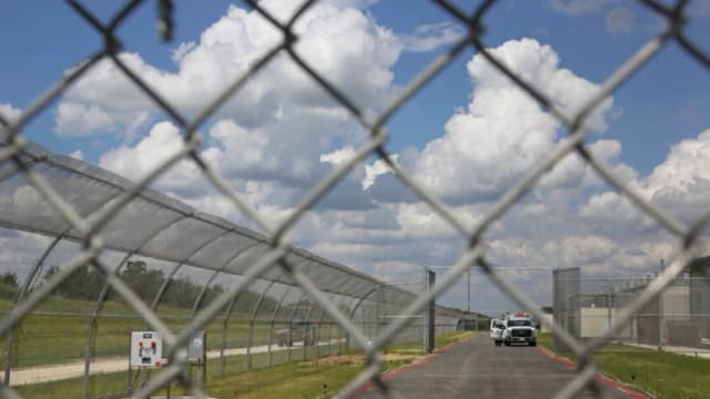 Acusan a 10 personas de intento de asesinato tras tiroteo contra policía en centro del ICE en Texas