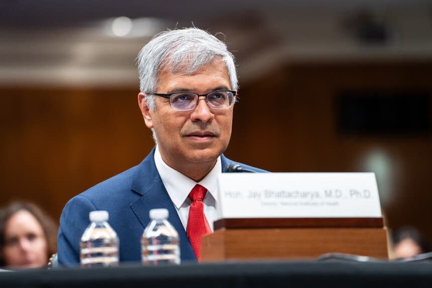 El Dr. Jay Bhattacharya, director de los Institutos Nacionales de Salud, testifica en el Capitolio en Washington el 10 de junio de 2025. (Madalina Vasiliu/The Epoch Times).
