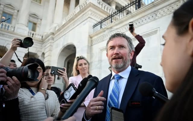 Rep. Massie y Khanna pedirán votación del Congreso sobre ataques contra Irán