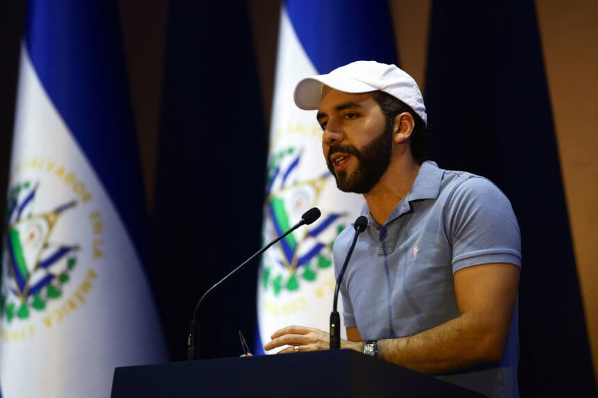 El presidente salvadoreño Nayib Bukele habla durante una rueda de prensa en San Salvador, El Salvador, el 4 de febrero de 2024. (José Luis González/Reuters).