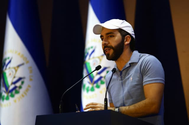 Retiran al embajador de El Salvador en México por acusaciones de narcoavión