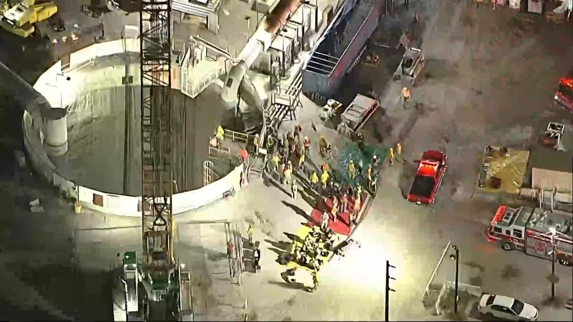 Los equipos de emergencia trabajan en el lugar del derrumbe de un túnel en Los Ángeles el 9 de julio de 2025. (KABC/ABC7 Los Ángeles vía AP).
