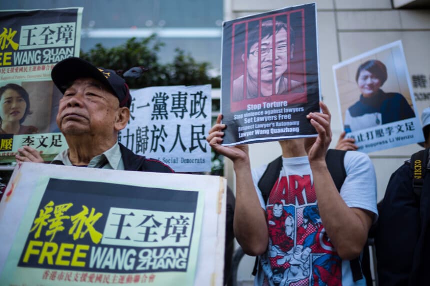 Activistas sostienen pancartas con la imagen del abogado chino de derechos humanos detenido Wang Quanzhang y su esposa, Li Wenzhu (derecha), en una manifestación frente a la Oficina de Enlace de China en Hong Kong el 26 de diciembre de 2018. (Anthony Wallace/AFP vía Getty Images).