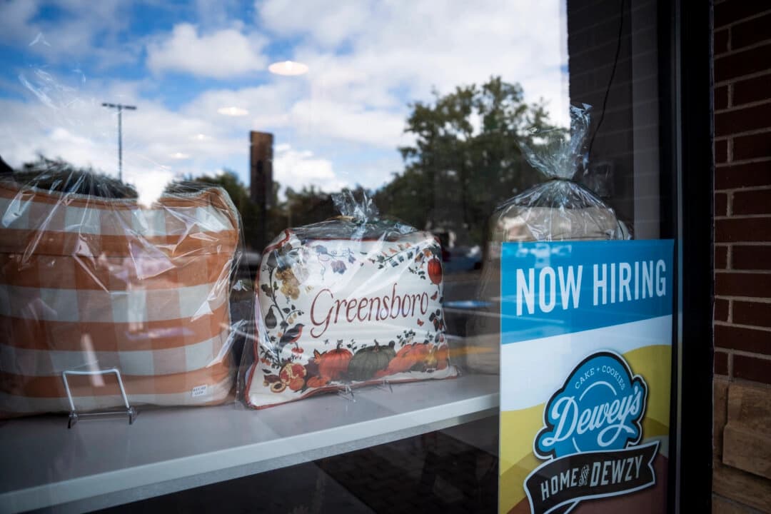 Cartel de contratación en una cafetería de Greensboro, Carolina del Norte, el 19 de septiembre de 2024. (Madalina Vasiliu/The Epoch Times)