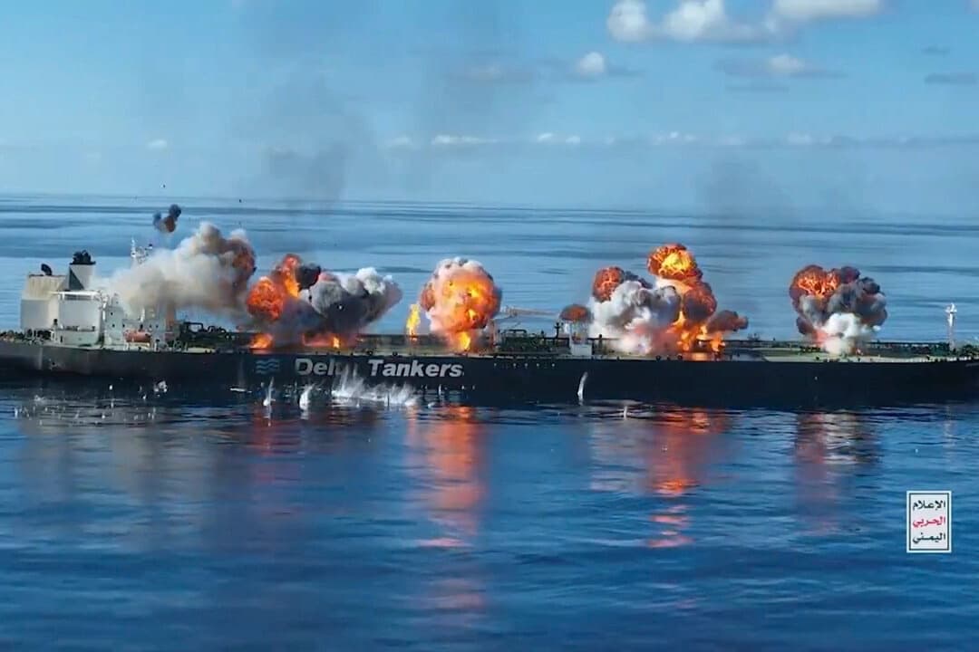 Una imagen fija de un vídeo difundido muestra las explosiones a bordo del petrolero Sounion en el mar Rojo, después de que los terroristas hutíes de Yemen colocaran explosivos en él, el 29 de agosto de 2024. (Oficina de prensa de Ansar Allah a través de AP)
