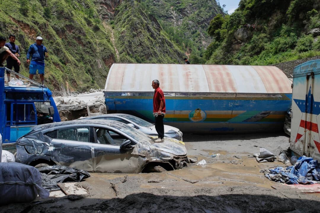 Vehículos dañados tras las fuertes lluvias monzónicas que inundaron el río Bhotekoshi y arrasaron un puente clave que conectaba el país con China en Rasuwagadi, Nepal, el 9 de julio de 2025. (Sujan Gurung/AP)