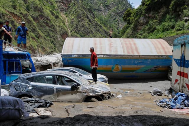Continúa la búsqueda de 19 desaparecidos tras inundaciones en Nepal