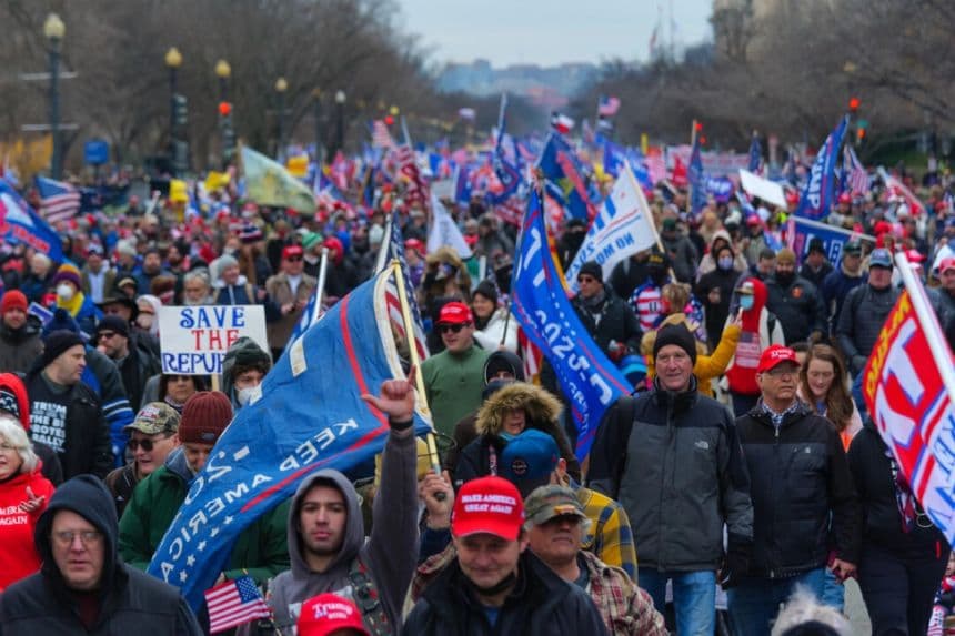 Personas asisten a la manifestación "Save America" en Washington el 6 de enero de 2021. (Mark Zou/The Epoch Times)