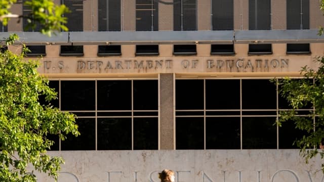 Gobierno de Trump toma medidas para acabar con prestaciones para inmigrantes ilegales