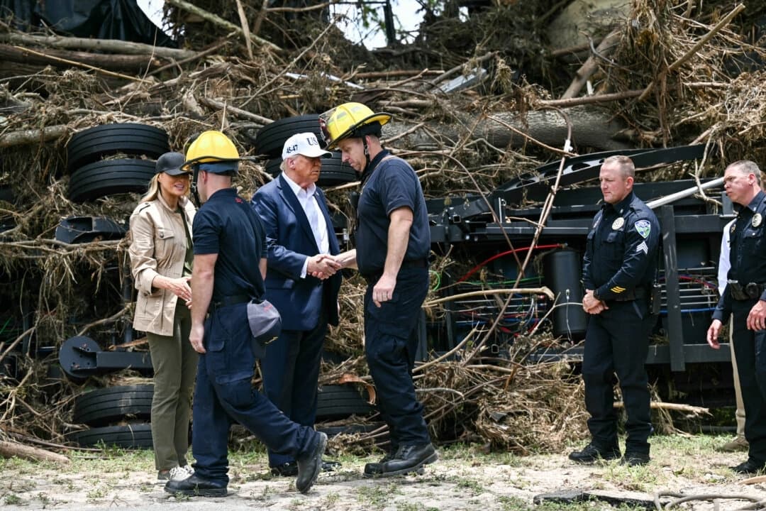 Trump visita centro de Texas, epicentro de las catastróficas inundaciones que causaron más de 120 muertos