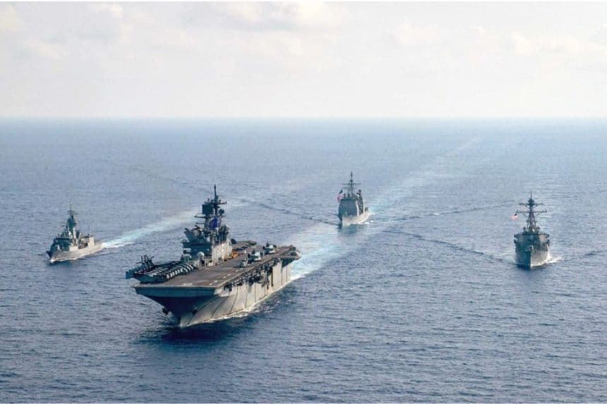 La fragata lanzamisiles HMAS Parramatta (FFH 154) de la Armada Real Australiana navega junto al buque de asalto anfibio USS America (LHA 6) de la Armada de los Estados Unidos, el crucero lanzamisiles de la clase Ticonderoga USS Bunker Hill (CG 52) y el destructor lanzamisiles de la clase Arleigh Burke USS Barry (DDG 52). (Foto de la Armada de los Estados Unidos tomada por el especialista en comunicación de tercera clase Nicholas Huynh/Divulgada)
