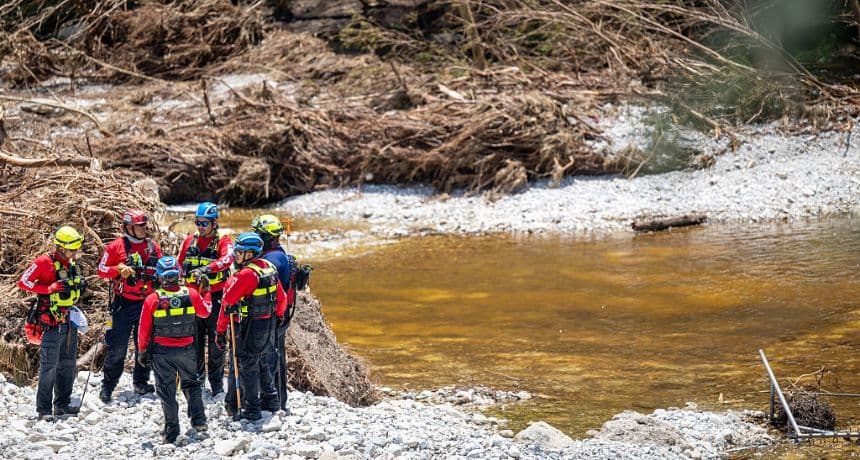La estación de bomberos de Ciudad Acuña, México lleva a cabo operaciones de búsqueda y rescate en el río Guadalupe, cerca de Camp Mystic, el 10 de julio de 2025 en Hunt, Texas. (Brandon Bell/Getty Images)