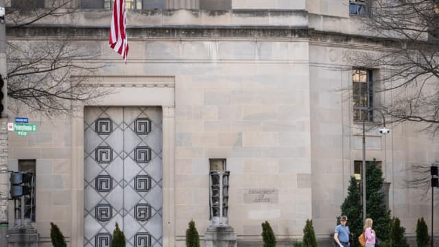 Entregan a ciudadano chino vinculado al ejército de Beijing al ICE tras ser condenado