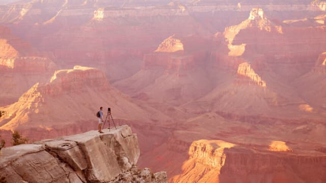 Evacúan a 500 visitantes del Gran Cañón por incendio forestal en el perímetro