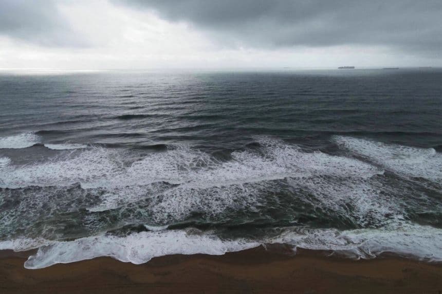 Nubes procedentes del océano Pacífico durante una tormenta en Bolsa Chica, cerca de Huntington Beach, California, el 1 de febrero de 2024. (David Swanson/AFP)
