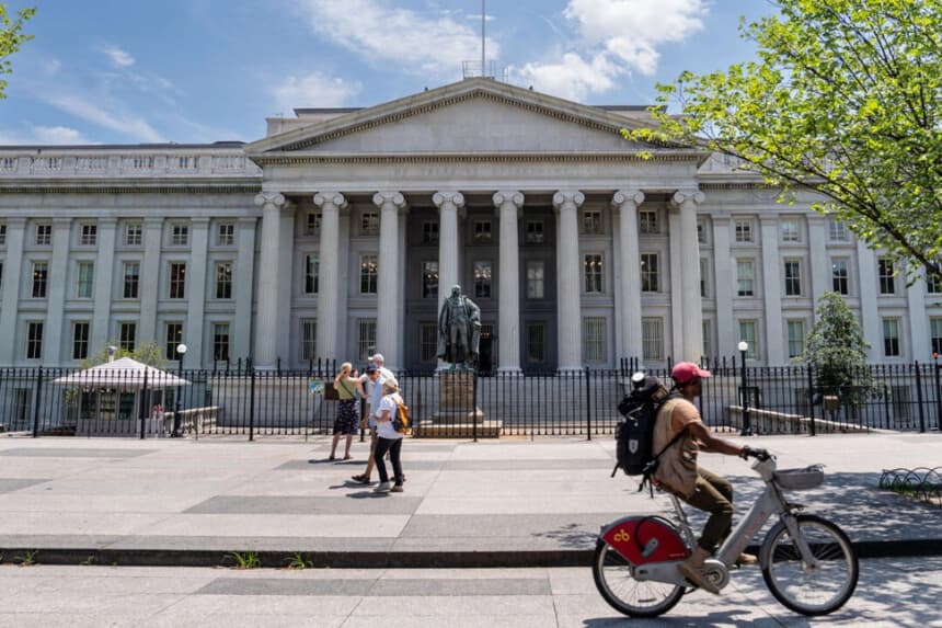 Trump ordena a empresa china que retire sus inversiones en negocios estadounidenses