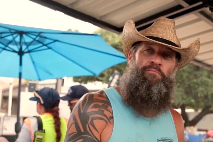 Brandon Ayers, residente de Hill Country, ayuda a los afectados por las intensas inundaciones en Texas. (Captura de pantalla de video Reuters/Epoch Times)
