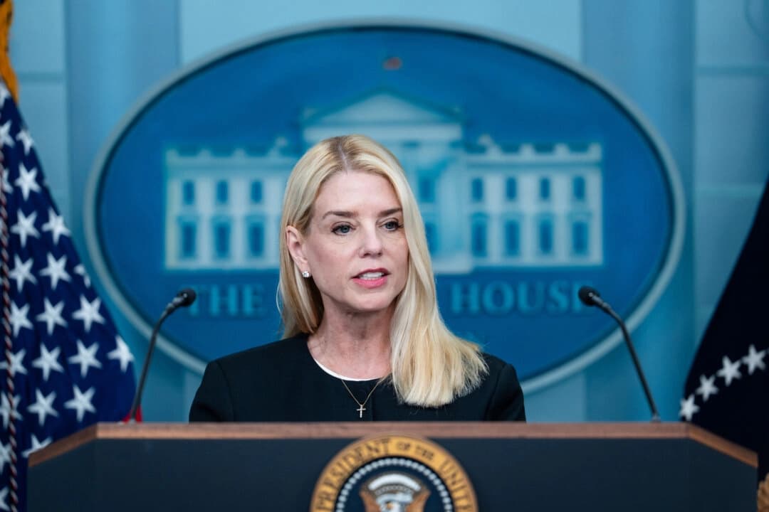 La fiscal general Pam Bondi habla con los periodistas en la sala de prensa James S. Brady de la Casa Blanca el 27 de junio de 2025. (Madalina Kilroy/The Epoch Times)